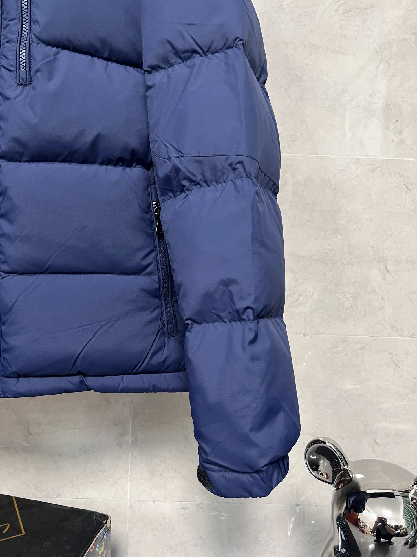 P840 RAH LAUREN Ralph Lauren's new autumn and winter model. Original top 40D waterproof fabric. The interior is made of nylon log double-layer sealing design. The upper body effect is comfortable and soft. The same style as the star. It is filled with 80 white duck down. It has good thermal insulation effect and is light and not heavy. The higher version can be compared at will. Three standards are complete. Color: black blue Size: S M L XL XXL